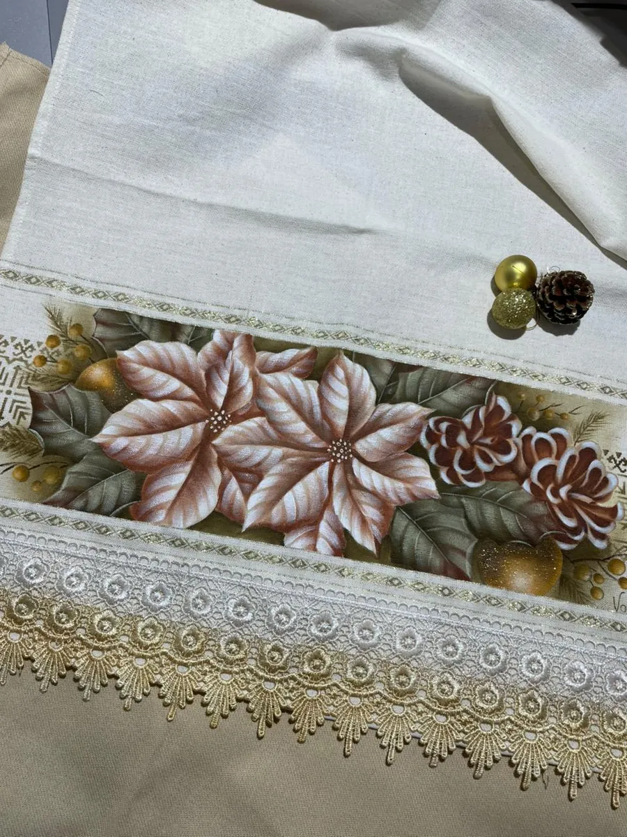 Pano de copa natalino Poinsétias e Pinhas